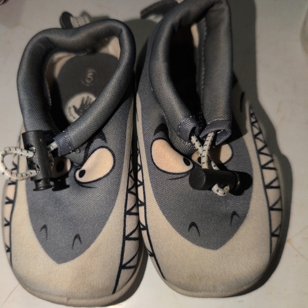 Body Glove Baby Size 5 Shoes
